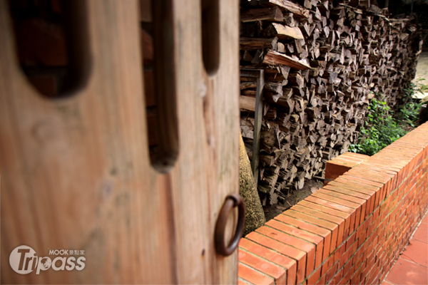 角落中隨意堆置的木材，是用來燒陶的柴薪。（攝影／景點家陳淑萍）