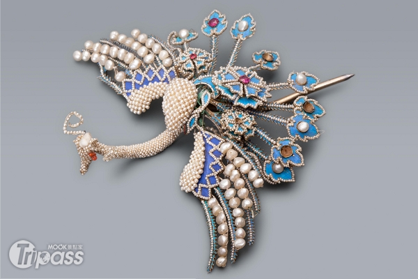 中國最後一位皇后婉容所有的「珍珠鳳凰髮簪」。（圖片提供／故宮博物院）