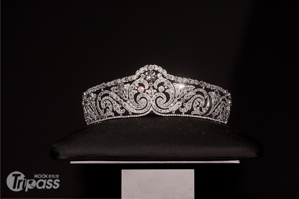 卡地亞替比利時依莉莎白女皇所製作的皇冠。（圖片提供／故宮博物院）