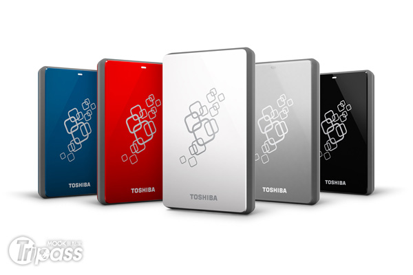 Toshiba發表Canvio 1.5TB FOR MAC款式繽紛多色，左起：搖滾藍、搖滾紅、搖滾白、搖滾銀、搖滾黑。（圖片提供／台灣東芝數位資訊股份有限公司）