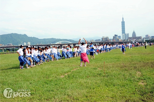 今天602人在台北市共同完成多人多腳走完50公尺，創下金氏世界紀錄。（圖片提供／台北市政府觀光傳播局）