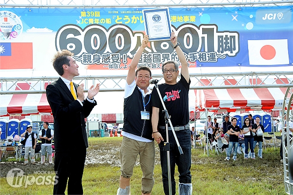 為感謝台灣對日本震災的援助，日方將金氏世界紀錄證書轉贈台北市府。（圖片提供／台北市政府觀光傳播局）