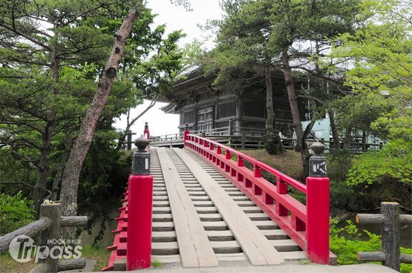古色古香的五大堂，為日本重要文化遺產，鏤空的小橋用意在讓遊客參拜前能集中精神。（攝影／MOOK景點家旅遊生活網陳冠鑫）