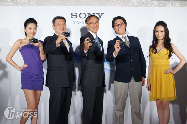 Sony長官為全新Cyber-shot RX100高階數位相機揭幕。（圖片提供／Sony）