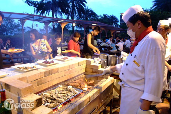 天籟溫泉於六月份推露天BBQ，提供現烤鮮嫩多汁的牛排以及新鮮巨蠔海鮮。（圖片提供／陽明山天籟溫泉會館）