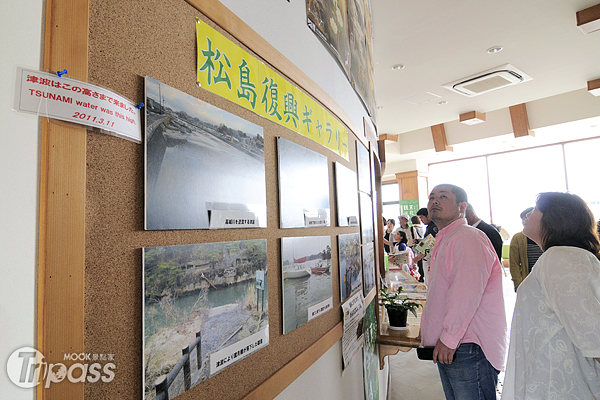 在松島觀光港口的一隅，陳列著海嘯來襲後的紀錄照。（攝影／MOOK景點家旅遊生活網陳冠鑫）