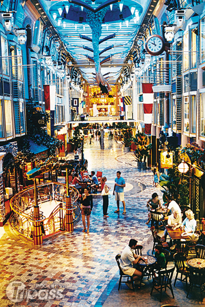 四層甲板高的皇家大道，宛如海上購物娛樂中心。（圖片提供／皇家加勒比國際郵輪）