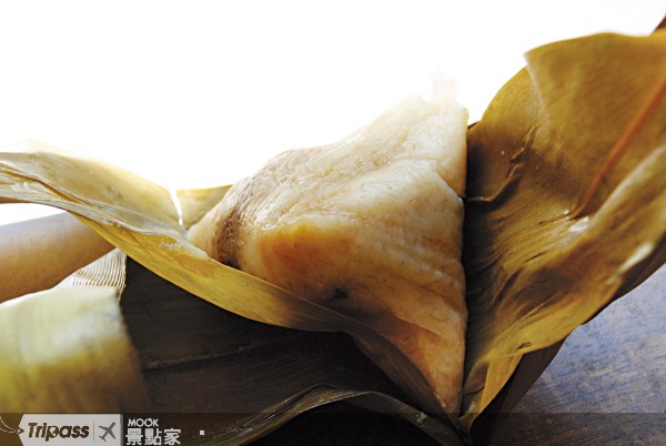 大橋頭延三商圈是北臺灣最大的米食產品批發供應中心，本週日舉行的米食節還有肉粽達人現場指導包粽子。（圖片提供／墨刻編輯部）