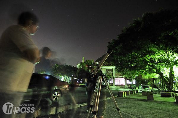 在碧雲寺前方的廣場觀察星宿，吸引不少人前來體驗。（攝影／MOOK景點家旅遊生活網陳冠鑫）