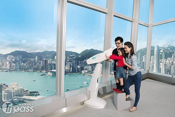 暑假遊香港，從視野極佳的觀景台欣賞香江景色，一覽維多利亞港動人美景。（圖片提供／天際100香港觀景台）