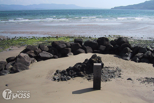 相傳鄭成功就是出生在海邊的石頭旁，現已取為「兒誕石」，為平戶知名觀光景點。（圖片提供／平戶市觀光商工部）