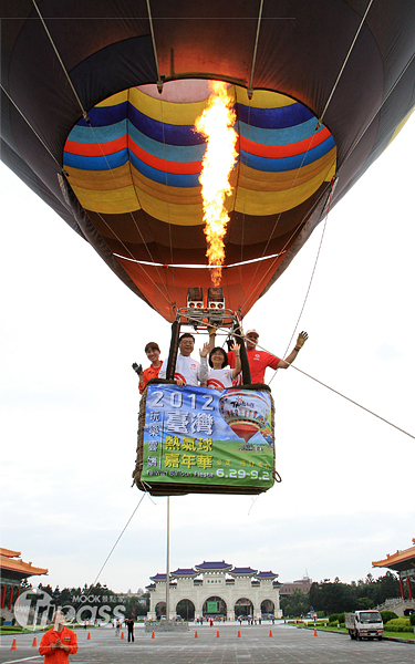 今年熱氣球繫留體驗延長搭乘天數，讓更多有興趣的民眾能參與。（圖片提供／台東縣政府）