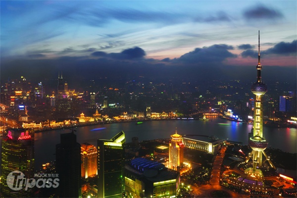 繁華夜上海景觀在黃浦江兩岸清楚可見，浦東是上海環球金融中心及東方明珠等摩天大樓林立，浦西就是著名的外灘。（圖片提供／墨刻編輯部）