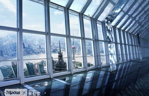 上海環球金融中心觀光廳兩邊是全透明的玻璃，地板也有3條透明玻璃讓遊客一睹腳下的城市景觀。（圖片提供／墨刻編輯部）