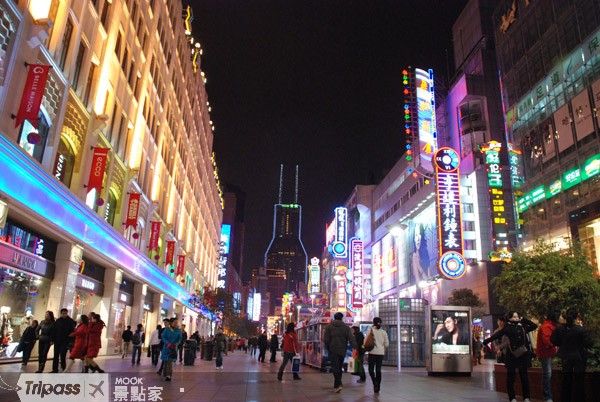 南京路步行街有百年老字號的商店、餐廳、紀念品店，也有最新、最流行的購物中心及百貨商場。（圖片提供／墨刻編輯部）