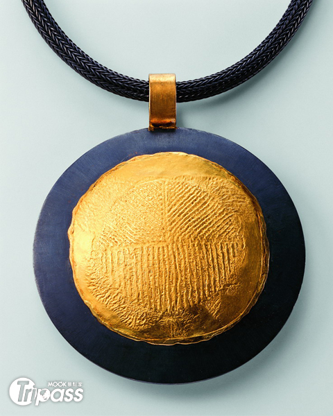 魏斯溫加傑．伊柏使用電鑄法設計的金工作品，表面呈現自然粗糙的質感有別於金屬的拋光效果。（圖片提供／黃金博物館）