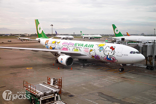 即日起搭乘長榮航空到日本，將有機會坐到第五款Hello Kitty彩繪機──雲彩機。（圖片提供／長榮航空）