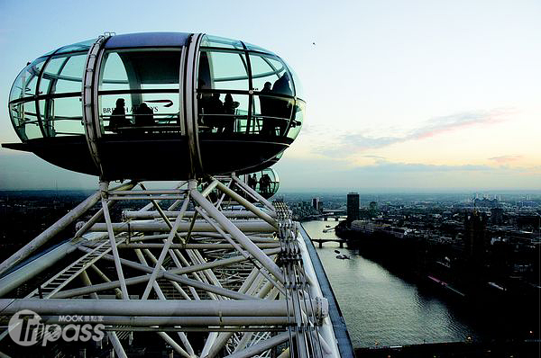 遊客在倫敦眼可作360度旋轉，不錯過任何一個俯瞰市景的角度。（圖片提供／墨刻編輯部）