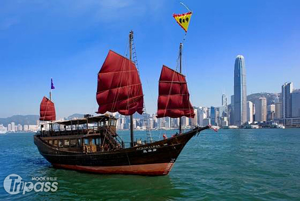 預計7月前往香港的遊客，將可搭乘中式帆船「張保仔」欣賞維多利亞港風光。（圖片提供／Aqua Restaurant Group）
