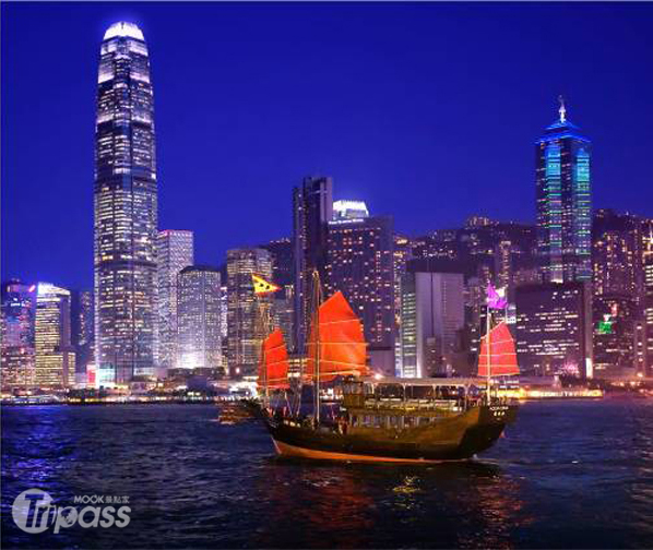 迷人的港灣夜色，為造訪香港不可錯過的項目之一。（圖片提供／Aqua Restaurant Group）