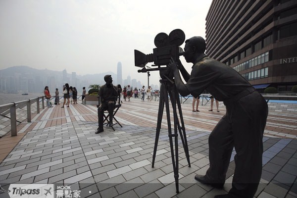 七十多位香港知名電影人士留下個人手印與簽名的星光大道，為遊客必遊的招牌景點。（圖片提供／墨刻編輯部）