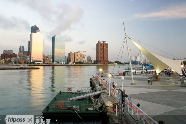 為吸引自由行陸客前往，高雄市觀光局將免費提供捷運一卡通紀念卡，給造訪港都的陸客。（圖片提供／墨刻編輯部）