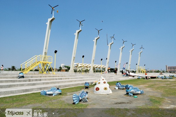 位於旗津的風車公園，為高雄地區欣賞落日的絕佳去處。（圖片提供／墨刻編輯部）