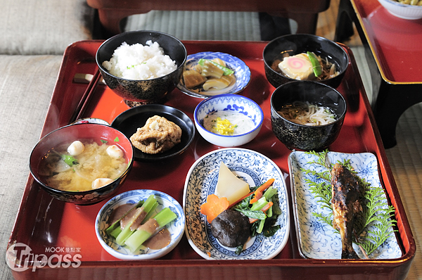 沒有多餘的裝飾，以尊重食材原味的東北農家料理擄獲饕客的心。（攝影／MOOK景點家旅遊生活網陳冠鑫）