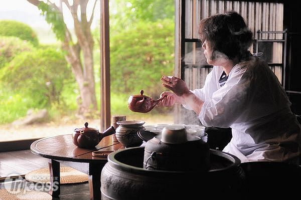 沖著沖著，侍者突然將壺嘴拉正、望向庭院，好似著迷於初夏綠光。而客人們則欣賞著這充滿日本鄉村風情的一幕（攝影／MOOK景點家旅遊生活網陳冠鑫）