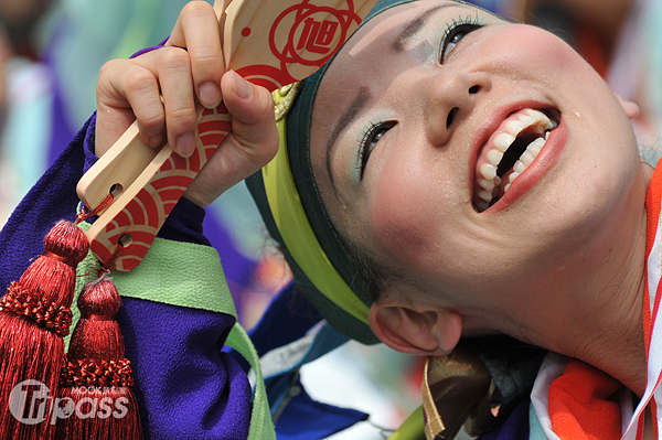 利用鳴子舞動演出的高知YOSAKOI夜來祭，每年吸引眾多遊客前往參與。（圖片提供／高知縣觀光振興部觀光政策課）
