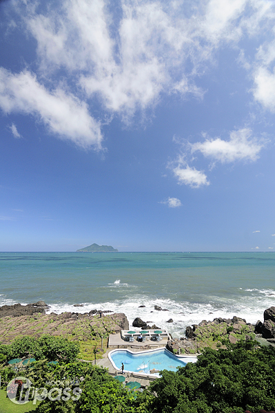 由高處俯瞰海面，藍綠相間的海水與不可多得的藍天白雲，令人心醉神迷。（攝影／MOOK景點家旅遊生活網陳冠鑫）