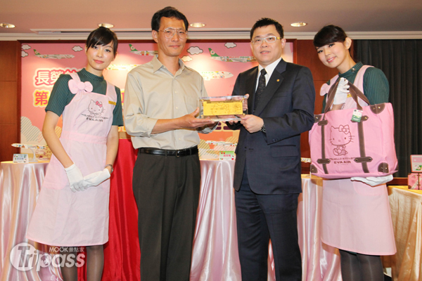長榮航空總經理張國煒特別親自頒發此份全球第一張Hello Kitty金箔登機證給得主。（圖片提供／長榮航空）