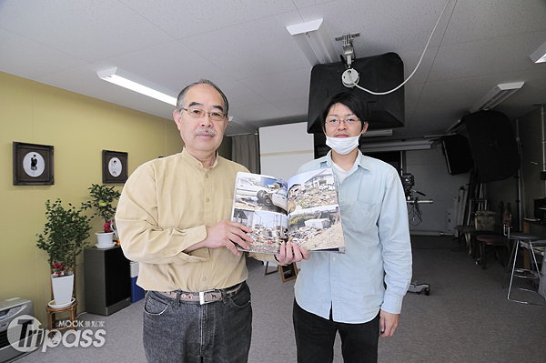 在臨時市場展開新生活的齊藤正善父子，將大地震期間拍攝的照片集結成攝影集，為歷史瞬間留下線索。（攝影／MOOK景點家旅遊生活網陳冠鑫）