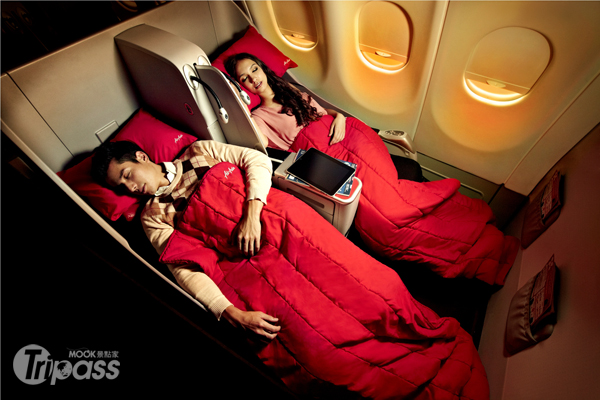 雖為低成本航空，AirAsiaＸ也設有平躺式商務座椅供乘客選擇。（圖片提供／墨刻編輯部）
