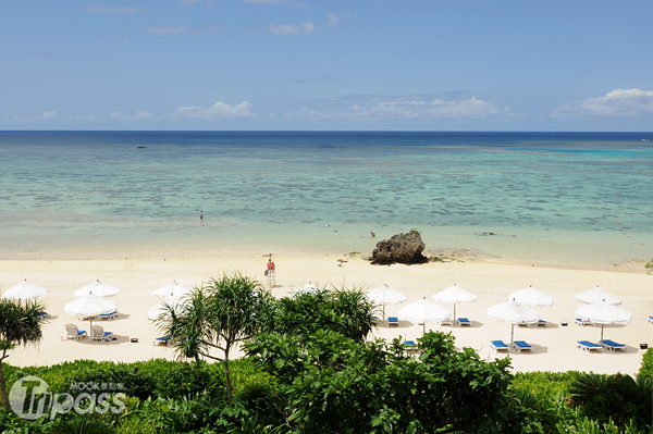 石垣島Club Med前方沙灘即可浮潛，白色沙灘讓海底珊瑚清楚可見。（攝影／MOOK景點家旅遊生活網李欣怡）