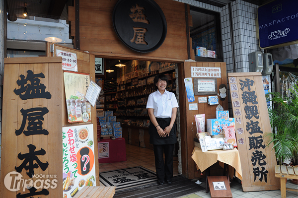 公設市場兩旁林立石垣島伴手禮的商家。（攝影／MOOK景點家旅遊生活網李欣怡）