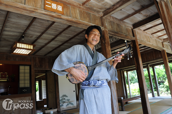 在森田邸聆聽傳統石垣樂曲，彷彿跟著演奏著回到百年前的石垣島。（攝影／MOOK景點家旅遊生活網李欣怡）