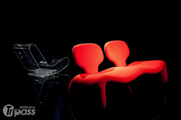 法國藝術家奧利維耶．穆爾格為電影《2001太空漫遊》設計佈景，前方紅色座椅「精靈長椅」，為電影中出現的同款設計長椅。（圖片提供／台北市立美術館）