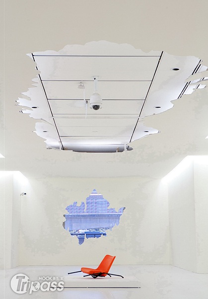 當代藝術家王俊傑擔綱展場設計，展場配置與作品間的呼應為｢大破設計｣策展核心，也為觀展經驗營造特殊氛圍。（圖片提供／台北市立美術館）