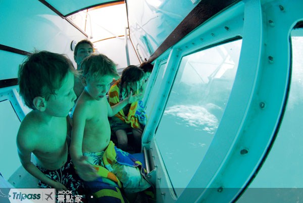 遊客可選擇搭潛水艇欣賞水下景觀。（圖片提供／墨刻編輯部）