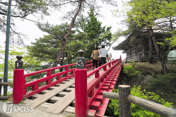 只要通過鏤空的小橋，便能欣賞五大堂的風采。（攝影／MOOK景點家旅遊生活網陳冠鑫）