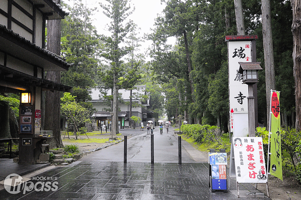 雨中的瑞嚴寺步道，頗具詩意。（攝影／MOOK景點家旅遊生活網陳冠鑫）