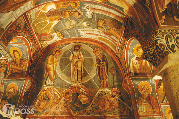 黑暗教堂內濕壁畫保存相當完整，色彩鮮豔如昔。（圖片提供／墨刻編輯部）
