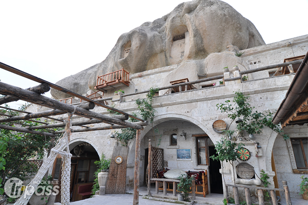 住宿洞穴旅館是卡帕多起亞地區的特色之一。（圖片提供／Zoe Lee）