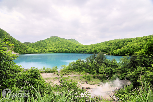 蒸汽自地底湧出，讓「潟沼」火山口湖多了幾分詩意。（攝影／MOOK景點家旅遊生活網陳冠鑫）