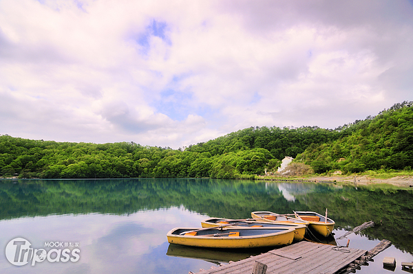 鏡面般的湖水映著藍天與白雲，像畫一樣美麗。（攝影／MOOK景點家旅遊生活網陳冠鑫）