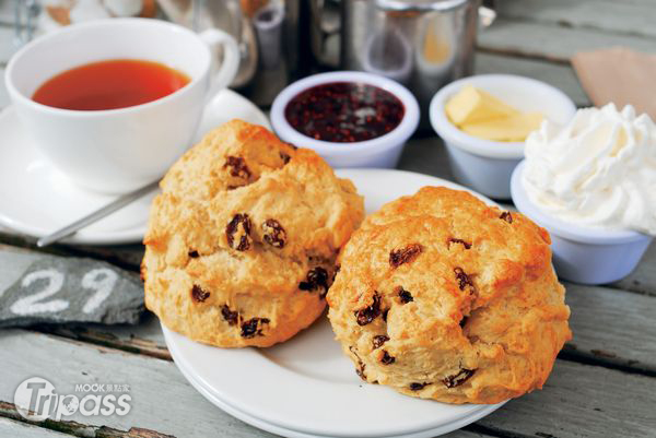 英式鬆餅（Scone）加上一杯紅茶就是一份簡單美味的英式下午茶。（圖片提供／墨刻編輯室）