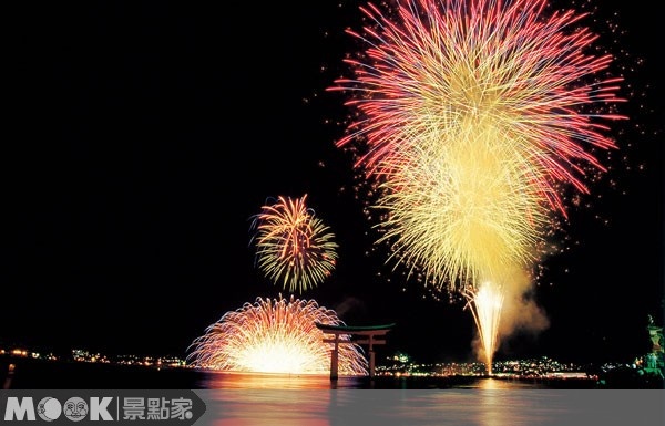 巨大花火襯著朱紅色的鳥居，將浪漫的廣島夏夜帶入最高潮。（圖片提供／墨刻編輯部）