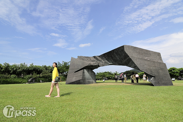 知名的「太極系列」作品—太極拱門，以抽象的造型傳達推手對練的勁力反覆意相。（攝影／MOOK景點家旅遊生活網陳冠鑫）