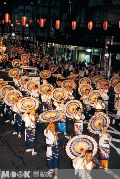 近4,000人一同跳著響響傘舞，壯觀的場面每年吸引7萬人前往參與祭典盛會。（圖片提供／墨刻編輯部）